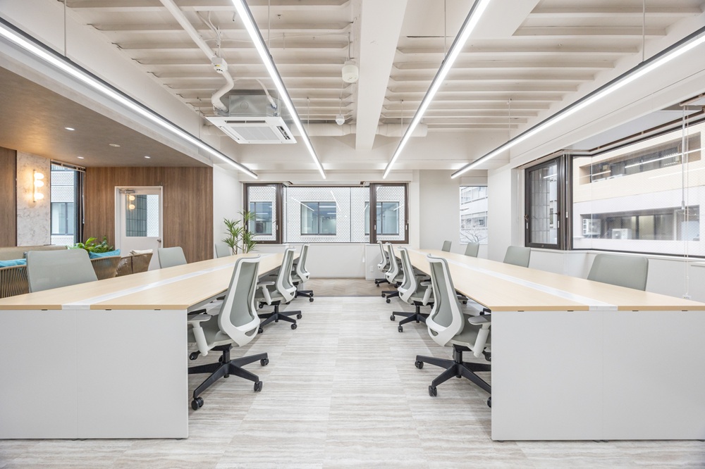 3階4階：執務室（L字に窓もあり、綺麗でナチュラルな色合いのデザインオフィスです）