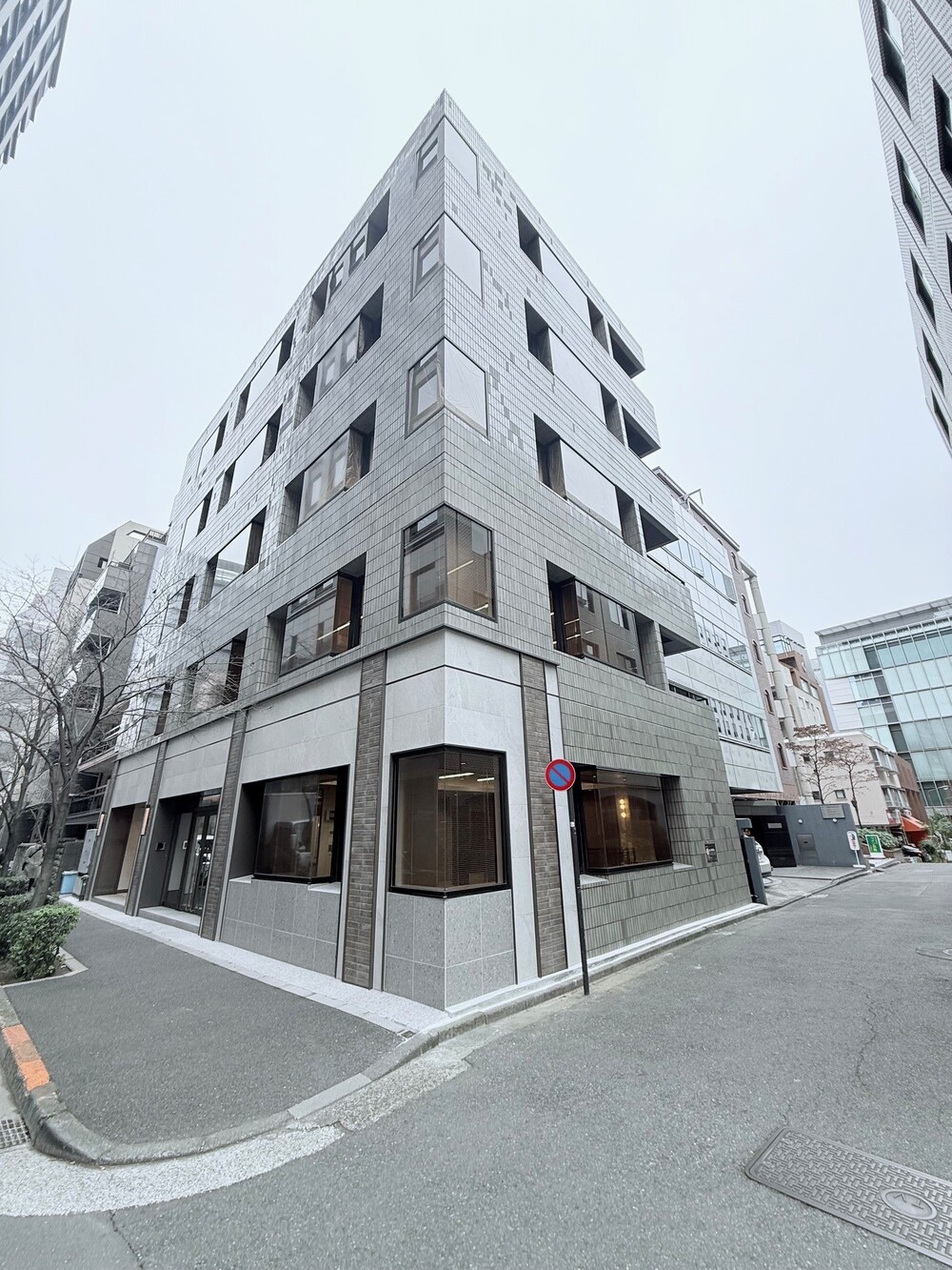 外観：T字道の角にあり、デザイン会社・弁護士事務での設定に適したビル