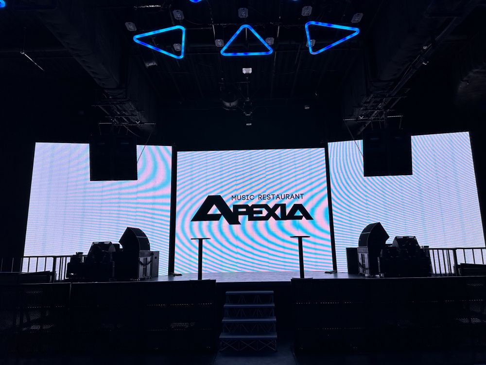 8F大型LEDモニター