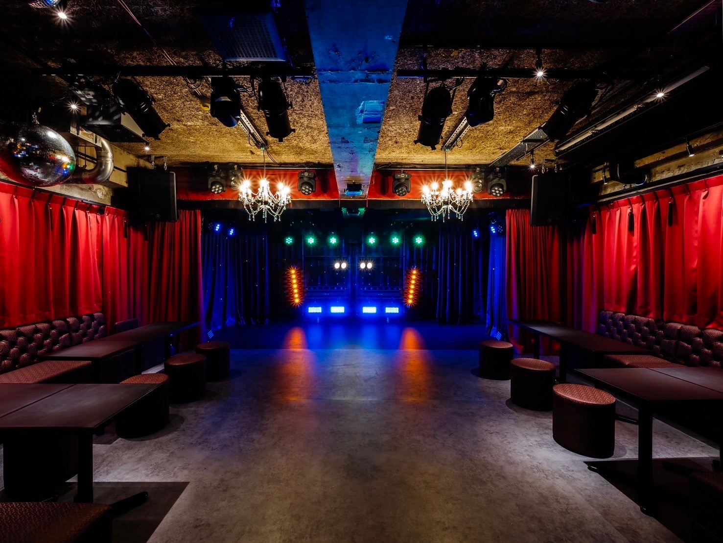 正面からステージ全体を捉えられるレイアウト。客席とステージの距離が近く、トーク・芝居・パフォーマンス撮影に適しています。カメラ配置の自由度が高い空間です。 正面からステージ全体を捉えられるレイアウト。客席とステージの距離が近く、トーク・芝居・パフォーマンス撮影に適しています。カメラ配置の自由度が高い空間です。