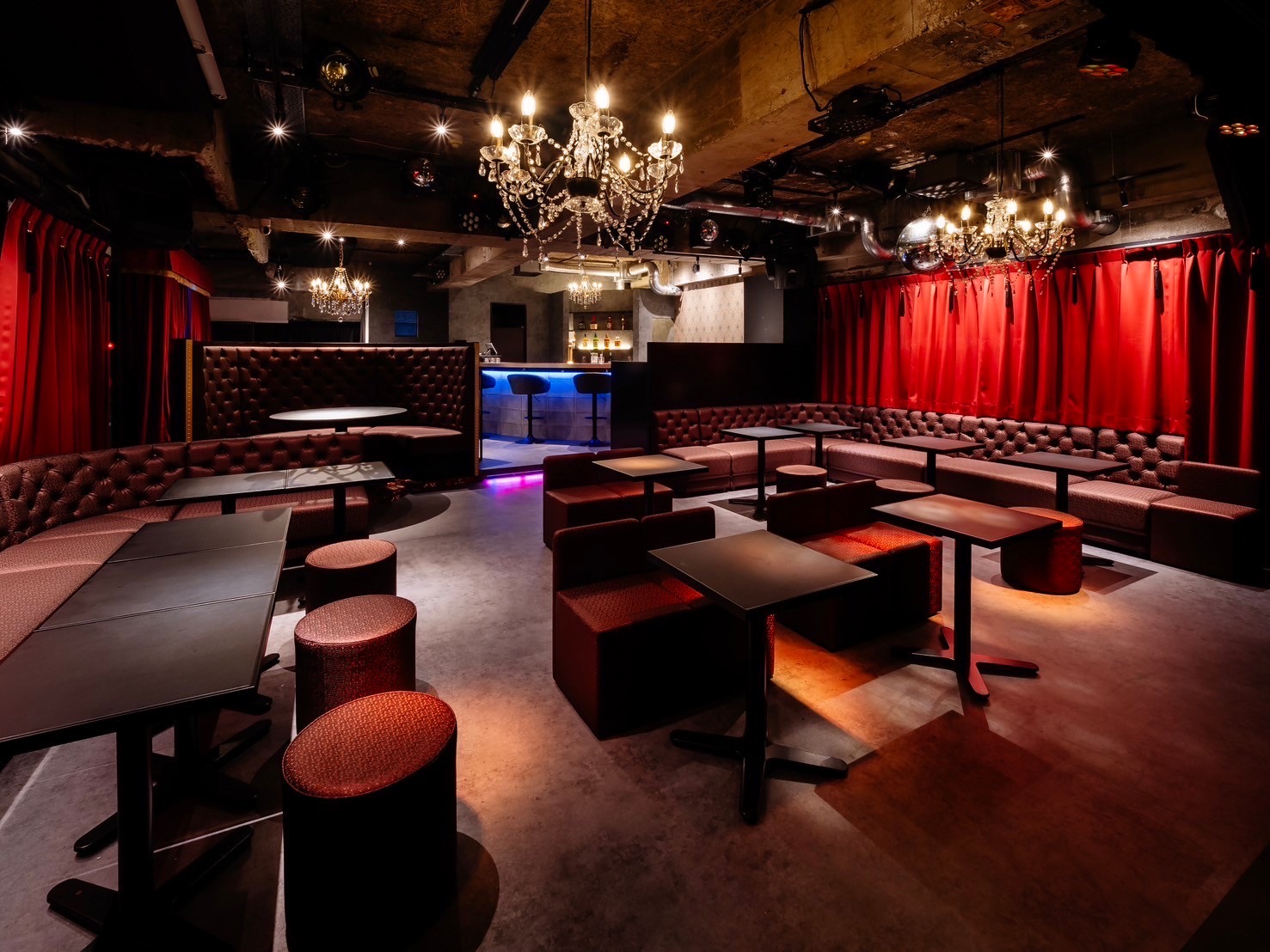 客席とバーカウンターを含む店内全景。会話シーンや待ち合わせ、転換シーンなど幅広い演出に対応できます。落ち着いた大人のナイトシーン撮影に適した空間です。 客席とバーカウンターを含む店内全景。会話シーンや待ち合わせ、転換シーンなど幅広い演出に対応できます。落ち着いた大人のナイトシーン撮影に適した空間です。