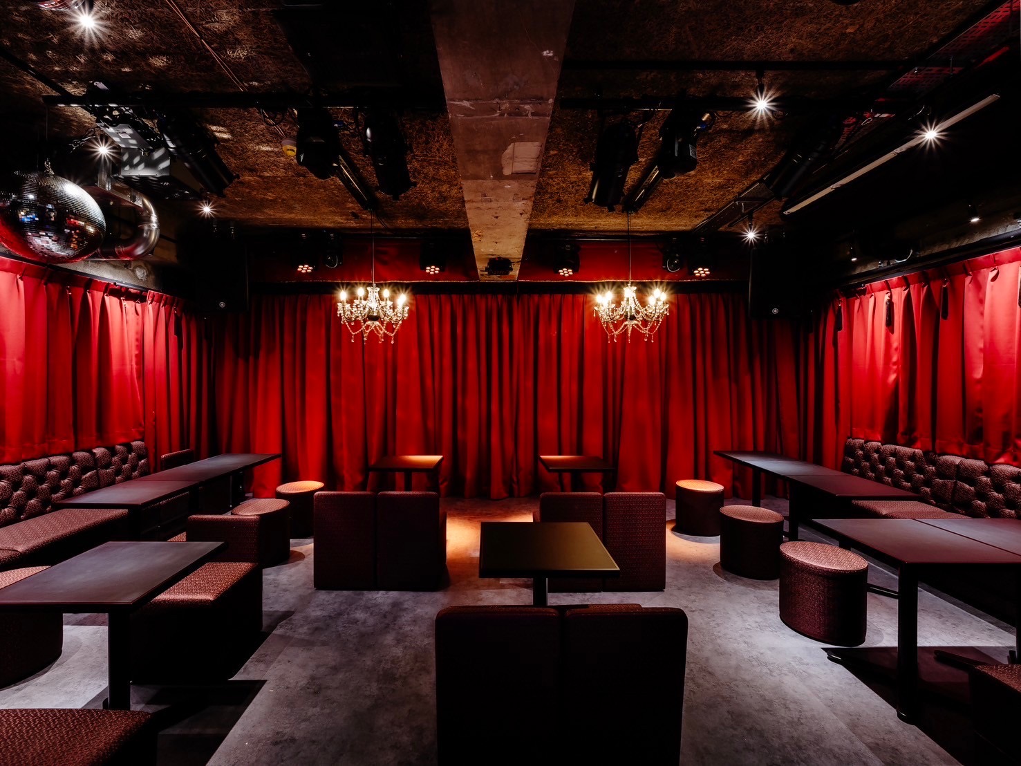 赤いカーテンを背景にした正面ステージ構図。芝居や再現シーン、トークパートなど落ち着いた演出にも対応可能な劇場空間です。照明を抑えた撮影にも適しています。 赤いカーテンを背景にした正面ステージ構図。芝居や再現シーン、トークパートなど落ち着いた演出にも対応可能な劇場空間です。照明を抑えた撮影にも適しています。