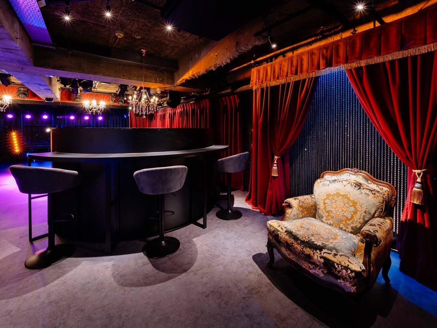 バーカウンターからステージへと奥行きのあるレイアウト構造。人物の導線や画の切り替えを活かした撮影が可能で、1ロケーションで複数シーンに対応できます。 バーカウンターからステージへと奥行きのあるレイアウト構造。人物の導線や画の切り替えを活かした撮影が可能で、1ロケーションで複数シーンに対応できます。