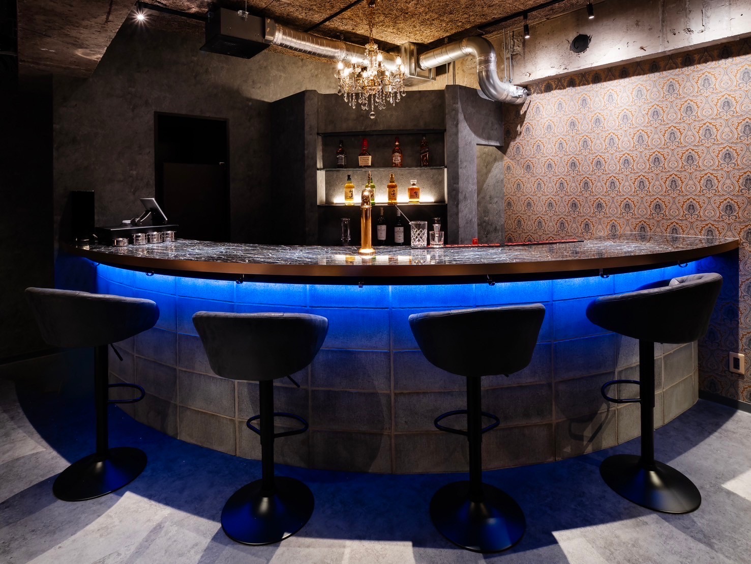 落ち着いた照明演出のバーカウンター。会話シーンや心理描写を重視した撮影に適しており、ドラマ・映画のナイトシーンに利用しやすい空間です。 落ち着いた照明演出のバーカウンター。会話シーンや心理描写を重視した撮影に適しており、ドラマ・映画のナイトシーンに利用しやすい空間です。