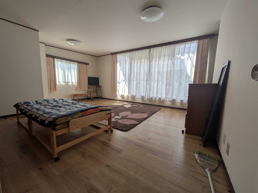 リノベーションした2階洋室。大きな窓から、庭や山を望むことができます