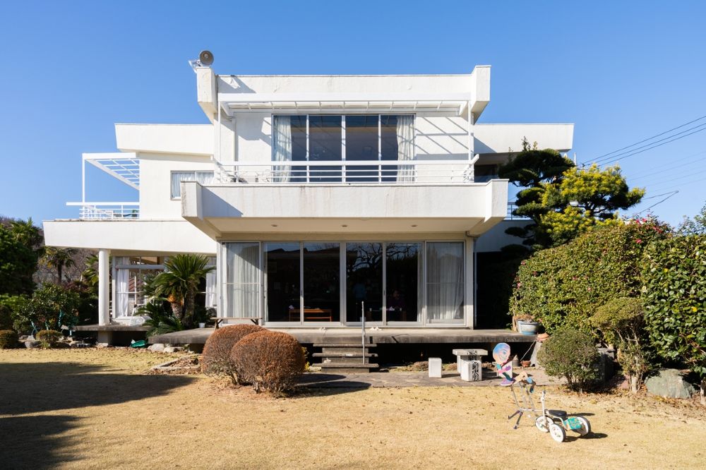 庭から家を見る