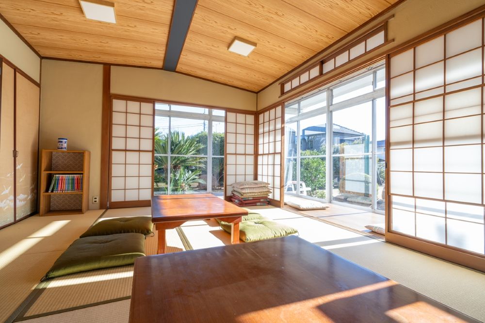 1階の和室から庭を眺める。すでに枯れた池があります