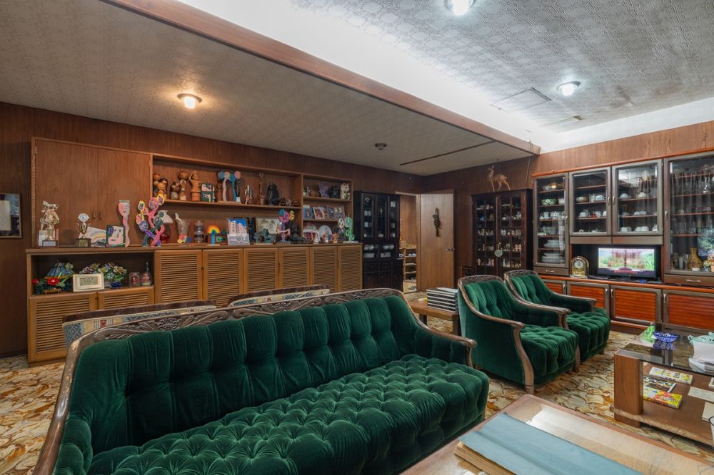 昭和モダン建築を象徴するような重厚な1階居間。