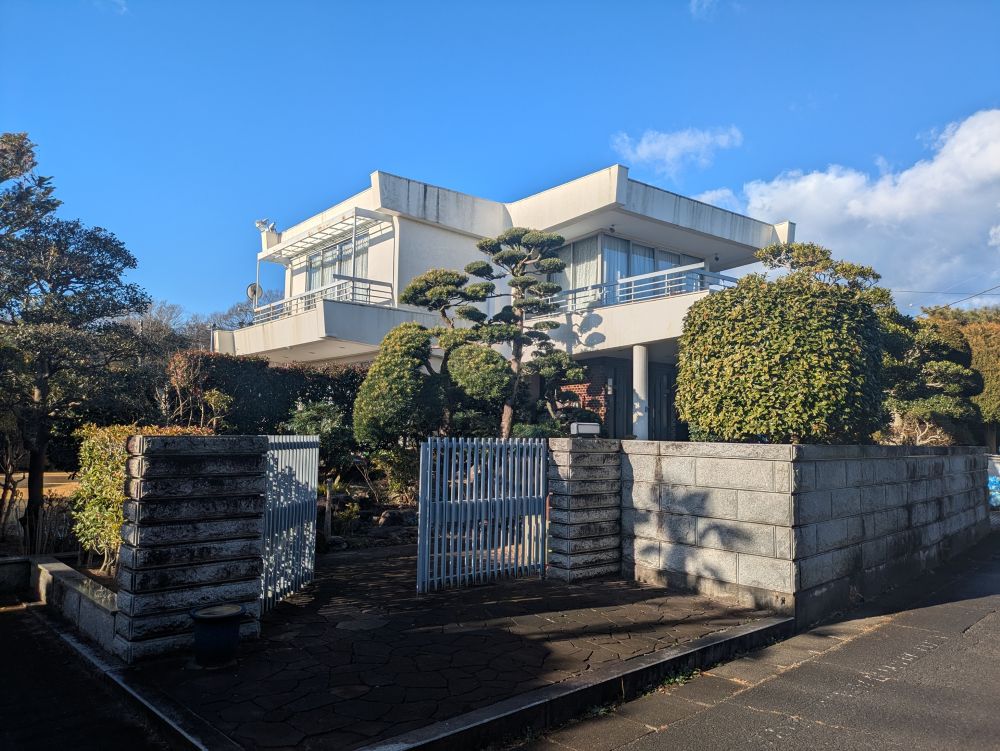 建物外観、正門より玄関と庭への道が分かれています