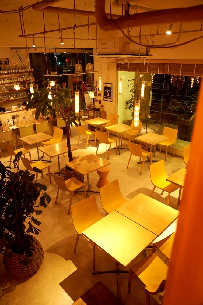 イエローカンパニー恵比寿本店の夜の店内。ペンダントライトによる温かみのある照明と落ち着いた空間が特徴で、夜の会話シーンや大人向けのドラマ撮影に適している。客席配置に余裕があり、少人数のロケ撮影にも対応可能