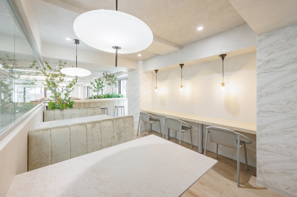 ６階：ラウンジ（対面式のソファーも設置）