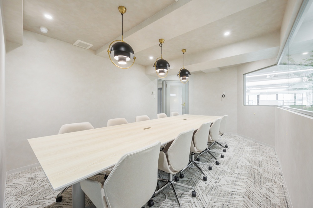 ６階：会議室（ライトが特徴的なシンプルでナチュラルな会議室）