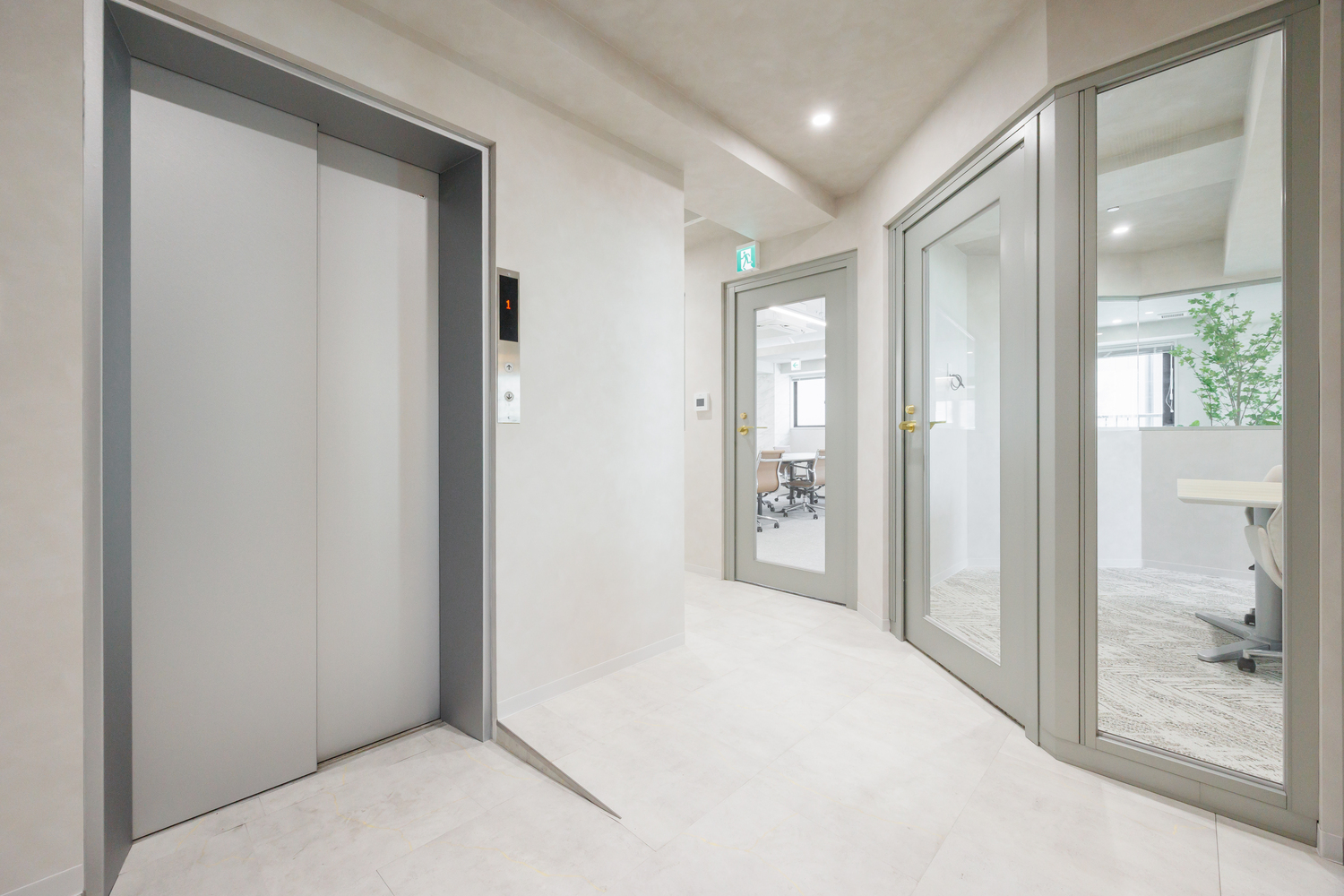 ６階：エレベーター前