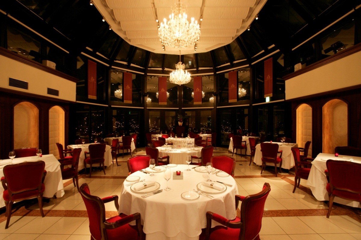 夜はシャンデリアが一層輝くラグジュアリーな雰囲気へ