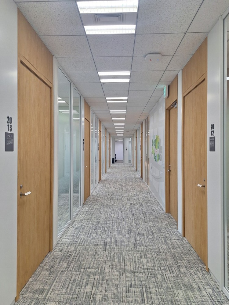 会議室は全10部屋です。部屋ごとに壁の模様が異なり、空間を演出してくれます。撮影にも楽屋としても使用できます。<br />