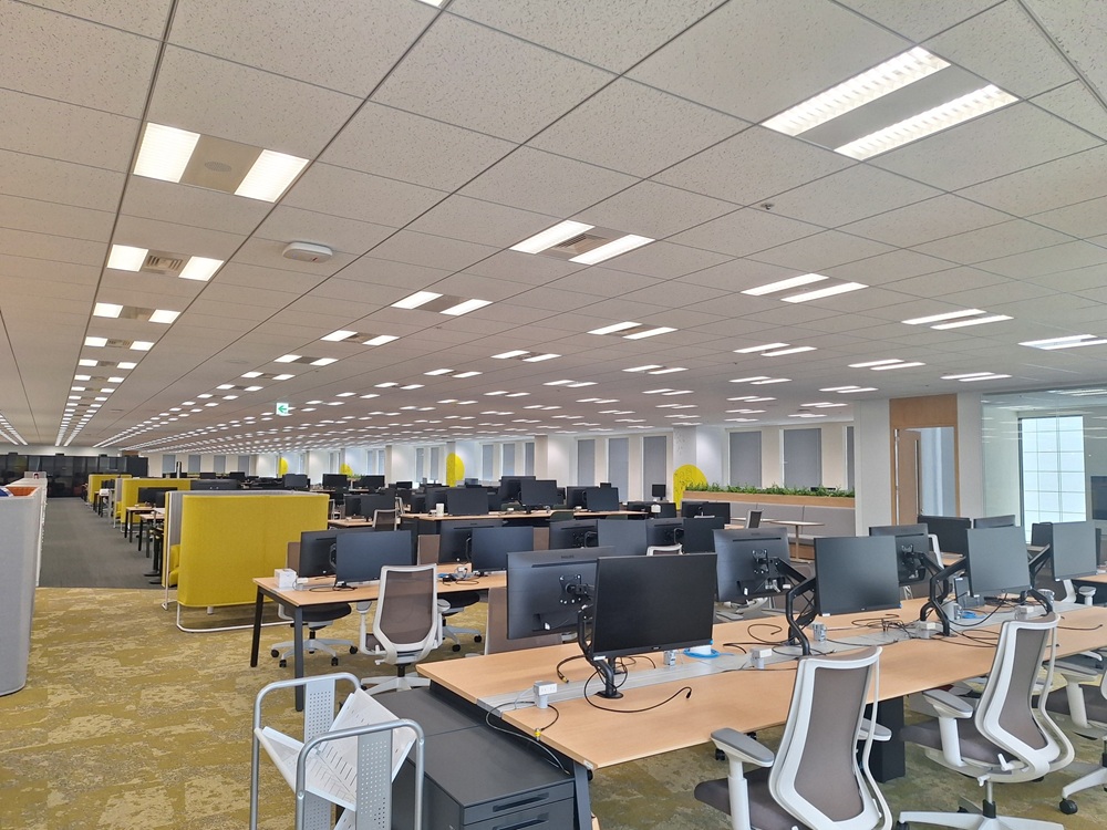 奥行きがある見通しのよい、隔たりを排したワンフロアの空間。