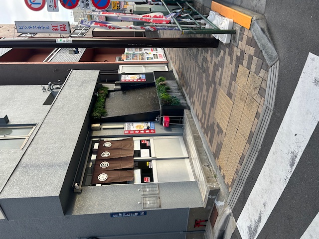 玄関前は水を使った設備があり趣があります。<br />