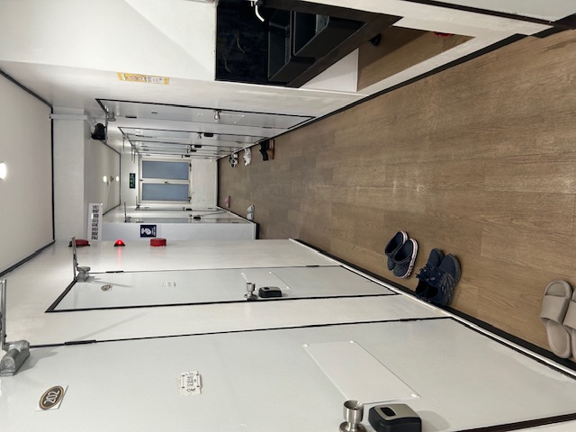 共用廊下　現在は休業中なので靴などの私物はありません。